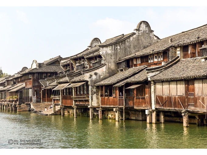 Kanal und weiß getünchte Häuser in Wuzhen