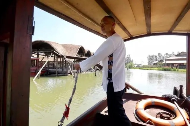 Un barco de madera en un canal de Wuzhen