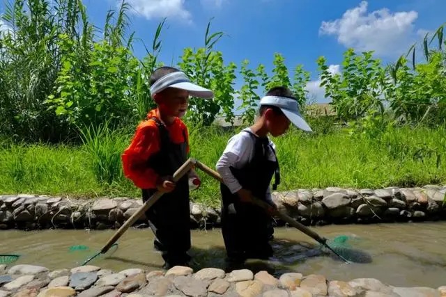 Huéspedes pescando en un estanque en Wucun