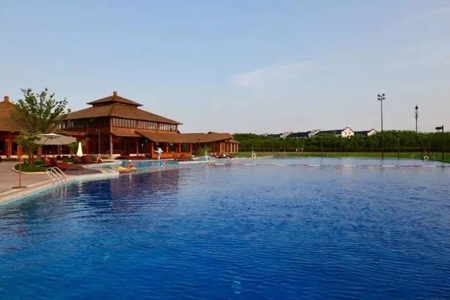 La piscina exterior frente a los campos en Wucun
