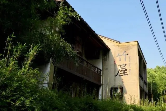 Una habitación de invitados en uno de los conjuntos temáticos de la aldea de Wucun