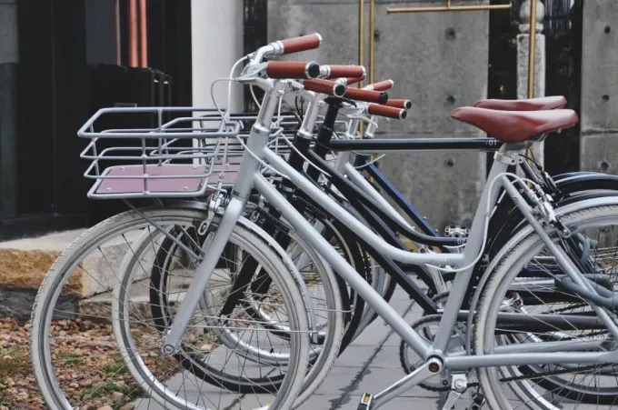 Radfahrer auf einer ländlichen Route bei Wuzhen