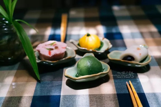 竹の庭に隣接するスナックショップで供される江南の菓子