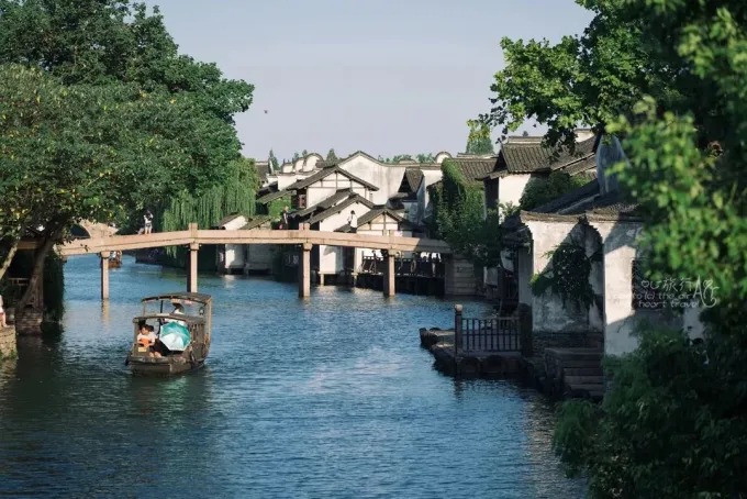 西柵の運河に架かるアーチ型の石橋