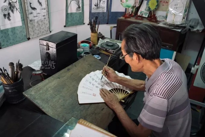 西柵の店に並ぶ手描きの団扇
