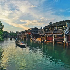 Gebäude am Kanalufer und Wasser im Landschaftsbereich Xizha in Wuzhen