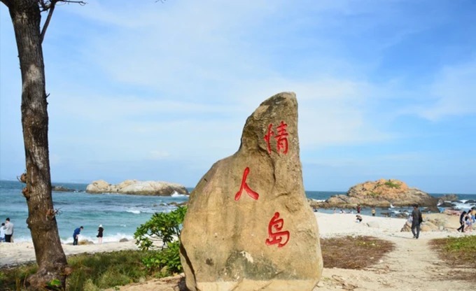 Two large rocks standing offshore at Lover’s Island