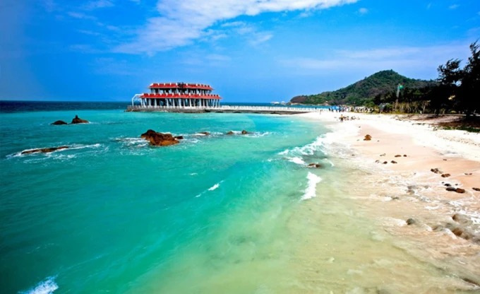 Wooden coastal walkway on Wuzhizhou Island