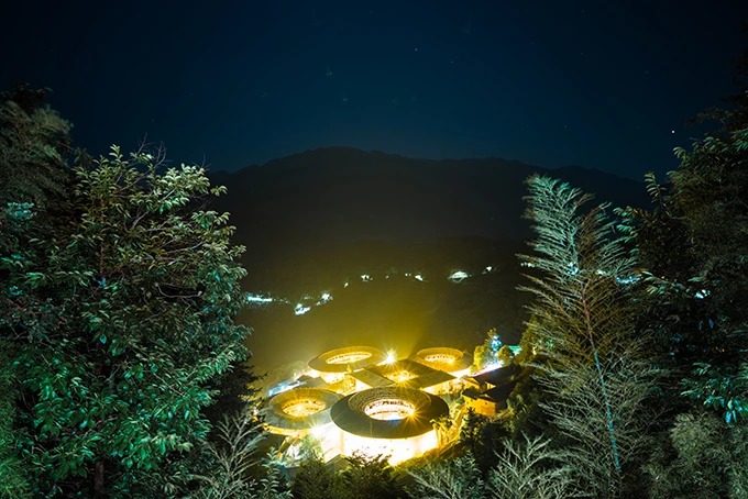 Tianluokeng-Tulou-Ensemble, vier runde Gebäude um ein quadratisches