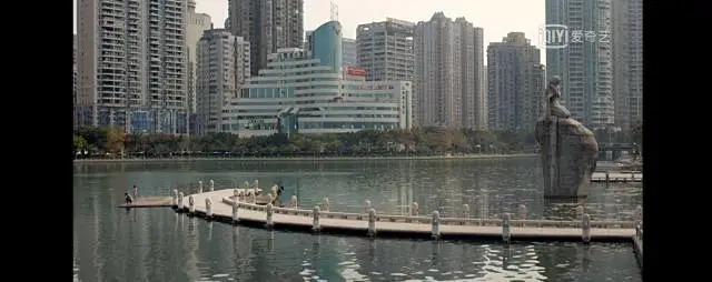 윈당호와 도시 건물들