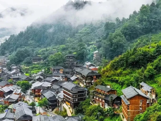 Nebel über Häusern und Hügeln von Xijiang