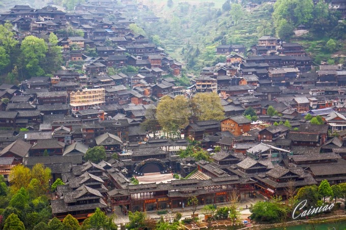 Vista desde la ladera sobre el pueblo de Xijiang