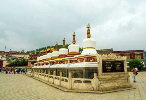 Edifícios do Mosteiro de Kumbum perto de Xining