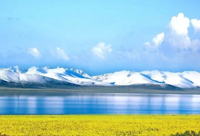 Der Qinghai-See unter dem Himmel des Hochlands