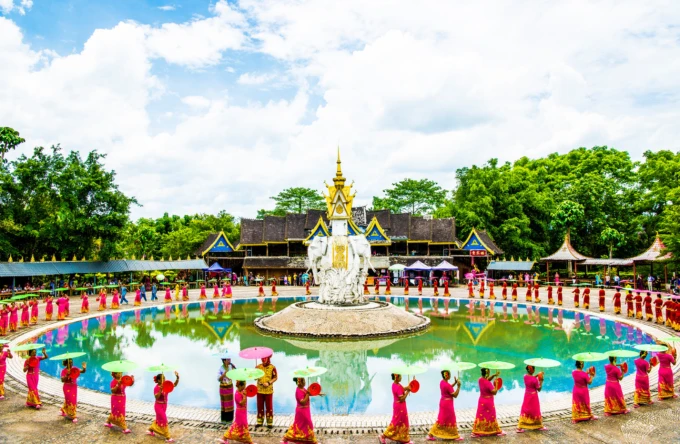 의식용 연못 주변에서 양산을 든 공연자들