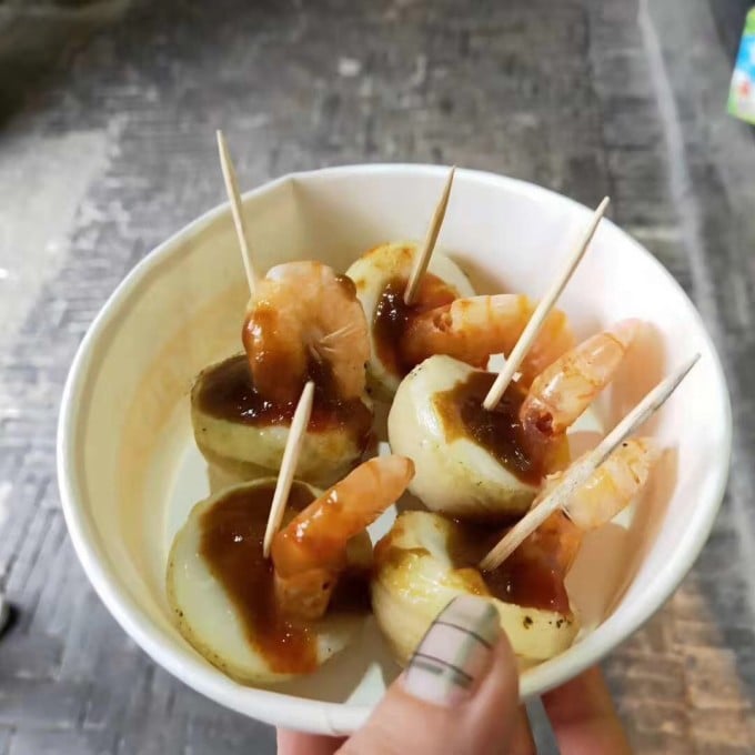소스와 나무 꼬치를 곁들인 새우·달걀 간식