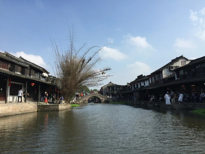 Kanalhäuser und eine Steinbrücke in Xitang