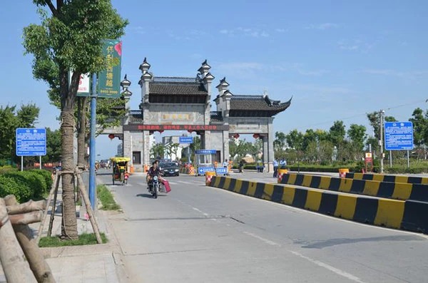 Zufahrtsstraße und traditionelles Tor vor Xitang
