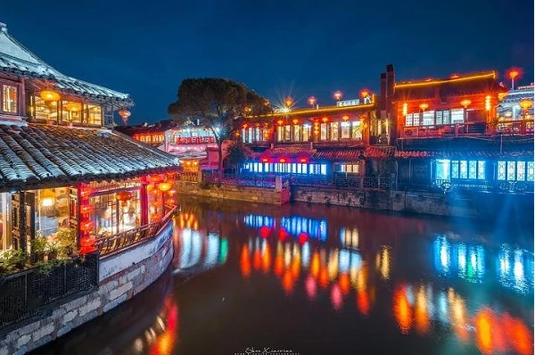 Lumières du soir reflétées dans un canal de Xitang