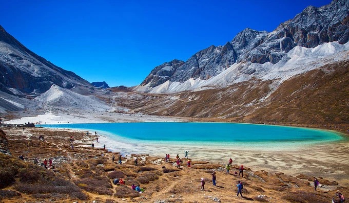 Milk Lake unter den Felsgipfeln von Yading