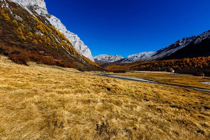 Weide und Berge bei Luorong