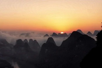 Sonnenaufgang über Kalksteingipfeln vom Xianggong Hill