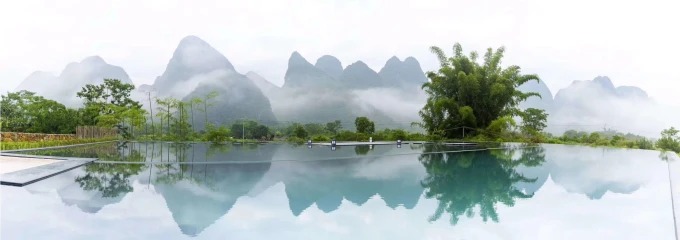 Karstberge spiegeln sich in einem Becken bei Yimutian in Yangshuo