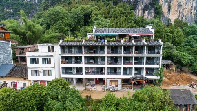 Balcons de Xianyunju sous les collines karstiques