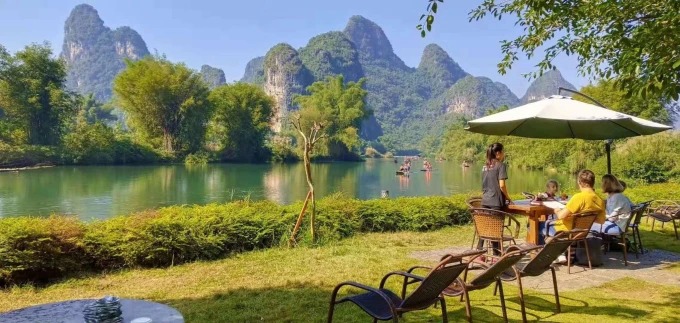 Tables dans le jardin riverain de Shengdi
