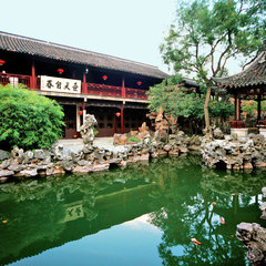 Felsgestaltung, Teich und Gebäude im Geyuan-Garten