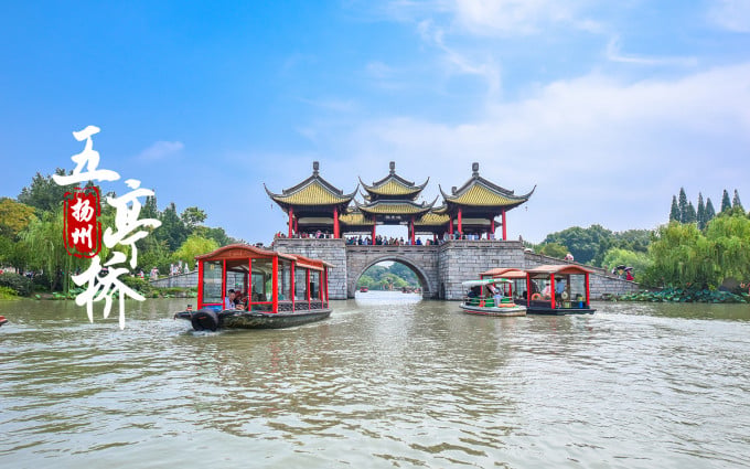 Fünf-Pavillon-Brücke über dem Wasser des Shouxihu