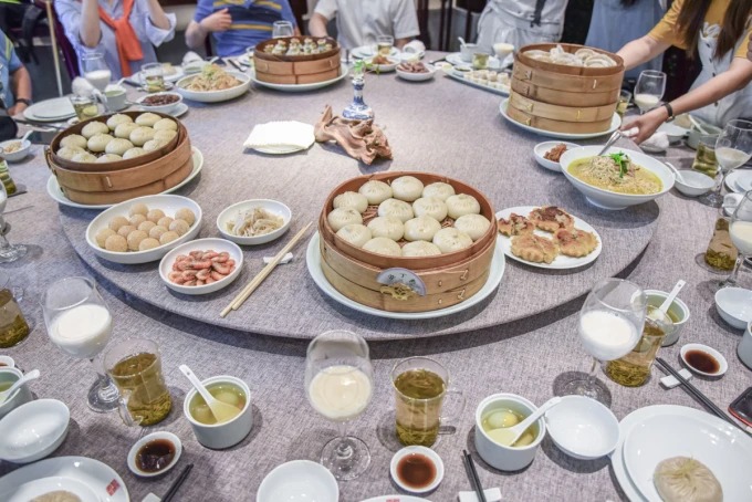 Dampfkörbe und kleine Gerichte auf einem Morgenteetisch in Yangzhou
