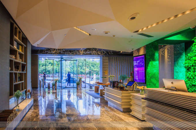 Rezeption und Sitzbereich im Heyi-Zhishang-Hotel in Yangzhou