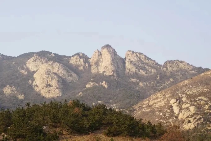 Felsige Berglandschaft am Kuishan bei Yantai