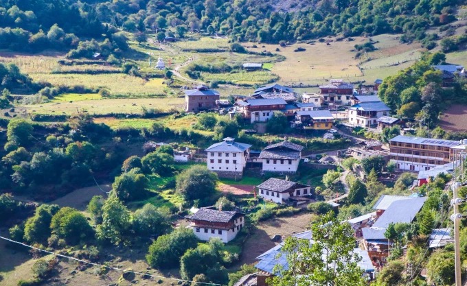 Felder und Häuser im Dorf Yubeng