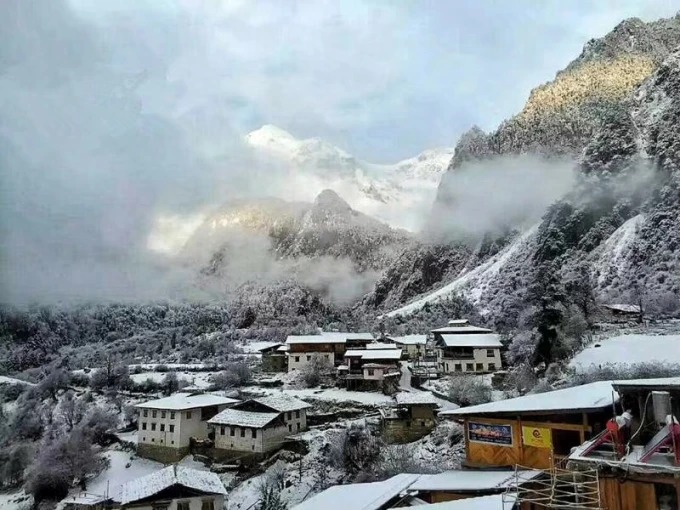 Snow around the houses of Yubeng