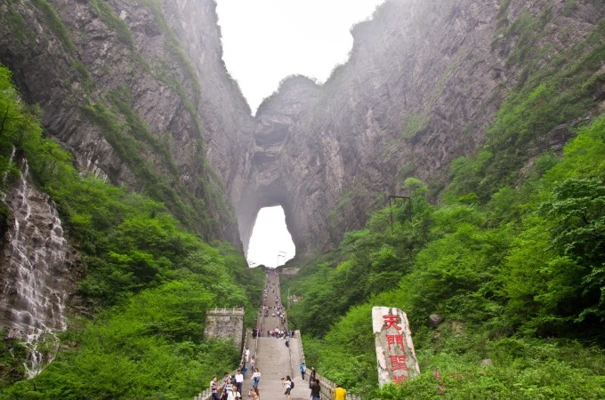 Grotte Tianmen au-dessus de son long escalier