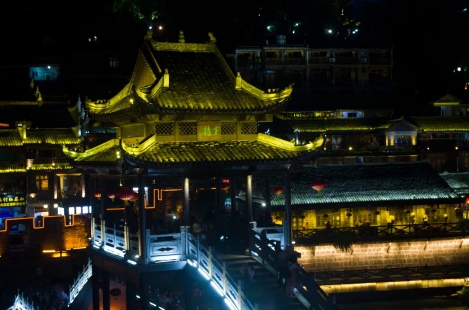 Maisons riveraines illuminées à Fenghuang