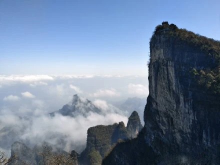 天門山の断崖と雲