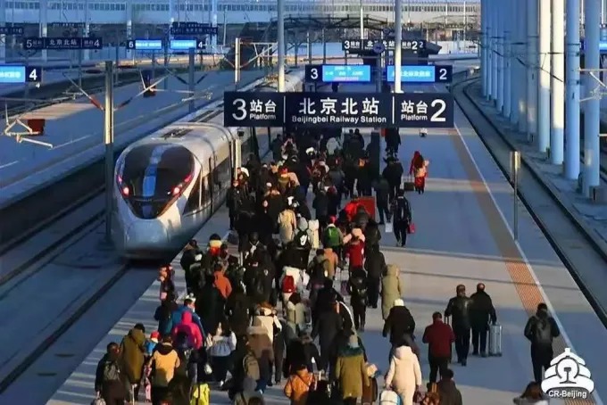 Reisende und Zug an einem Bahnsteig