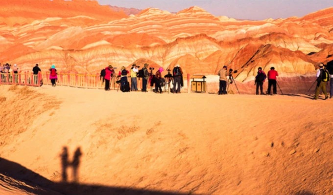 Besucher an Zhangyes bunten Danxia-Hügeln