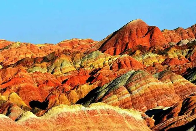Farbbänder auf Zhangyes Regenbogen-Danxia-Hügeln