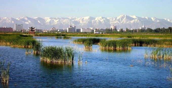 Agua y montañas lejanas cerca de Zhangye
