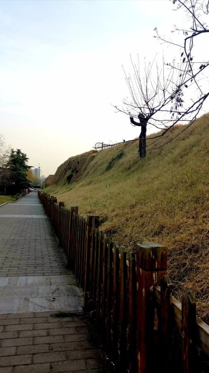 Erdwallreste am Standort Zhengzhou Shang City