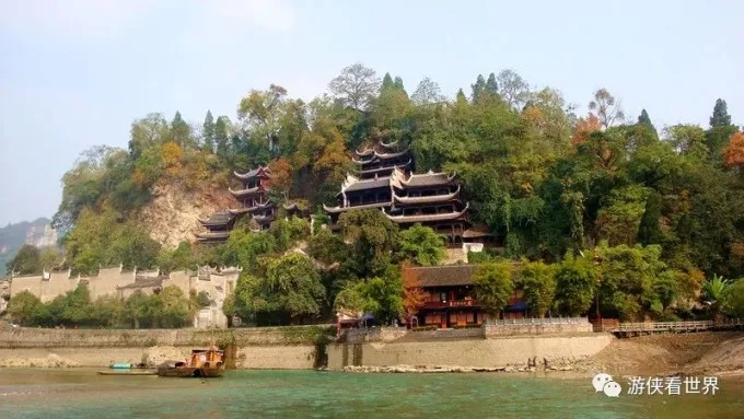 Edificios de Qinglongdong en la ladera de Zhenyuan