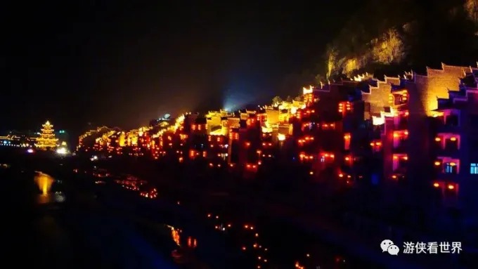 Orilla de Zhenyuan iluminada con faroles de noche