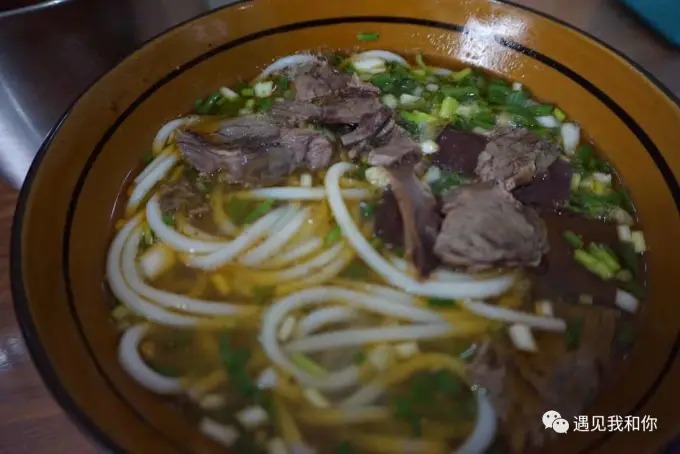 Macarrão de arroz com carne no café da manhã em Zhenyuan