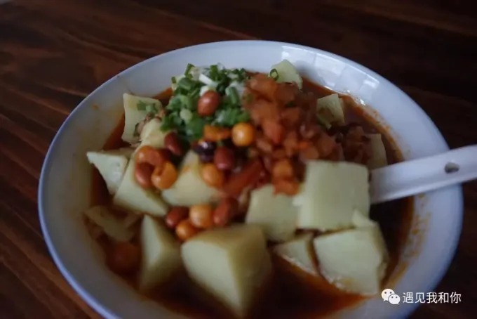 Rice tofu topped with peanuts and sour-spicy sauce
