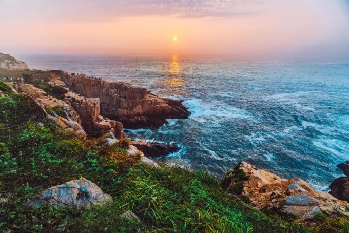 Lever du jour sur la côte rocheuse de Shengshan