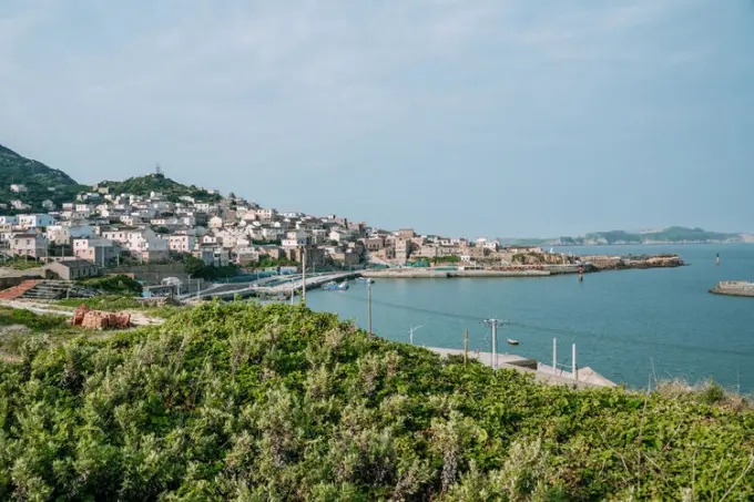 Küstendorf und geschützter Hafen von Huanglong